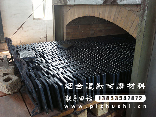 铸石板出窑中